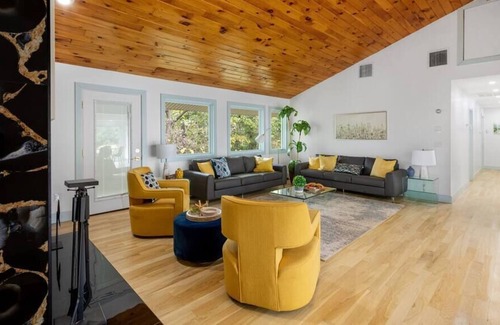 Monroe House | Beautiful Hudson Valley Estate with Pool, Sauna & Yard