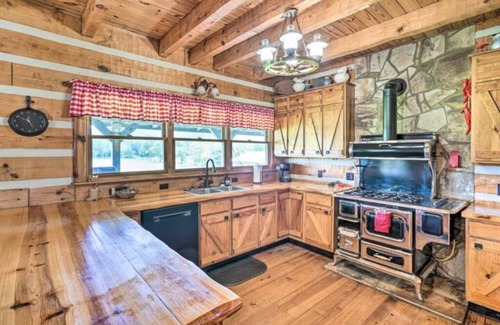 South Pittsburg House | Cozy 14-Bed Log Cabin Retreat on Sweetens Cove!