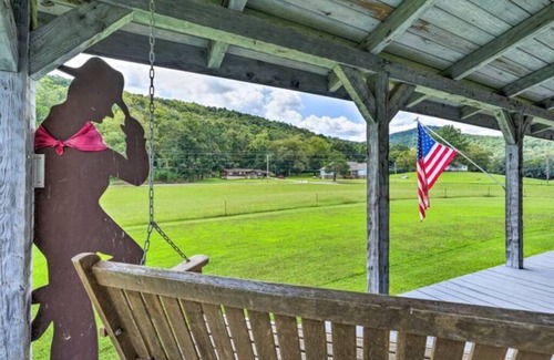 South Pittsburg House | Cozy 14-Bed Log Cabin Retreat on Sweetens Cove!
