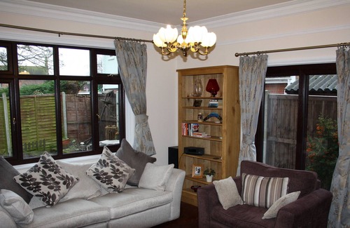 Ipswich House | Spacious 14 Ensuite Bedroom House with Ocean Views & Parking