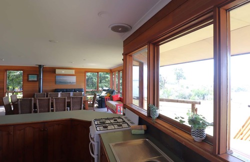 Mallacoota House | Welcoming Stay at 14 Mirrabooka Road with Breakfast Included