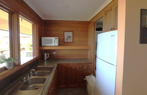 Mallacoota House | Welcoming Stay at 14 Mirrabooka Road with Breakfast Included