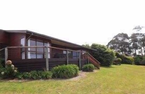 Mallacoota House | Welcoming Stay at 14 Mirrabooka Road with Breakfast Included