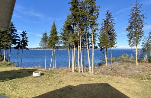 Regional District of Mount Waddington Apartment | Scenic Paddlers Cove Cottage With Oceanfront Views