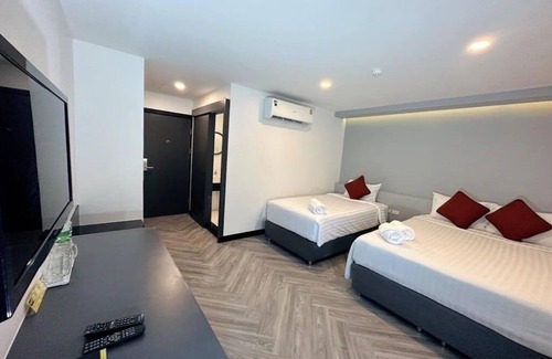 Khlong San Hotel | Top-Rated 14 Sathorn Hotel with Breakfast & Family Amenities
