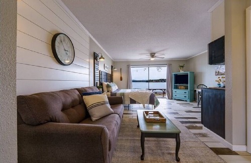 Hot Springs Hotel | Cozy Cove King Room: Pet-Friendly & Family-Oriented Stay