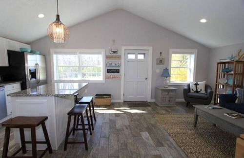 Sandwich House | Modern Pet-Friendly Retreat 0.5 Miles from the Beach