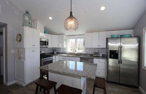 Sandwich House | Modern Pet-Friendly Retreat 0.5 Miles from the Beach