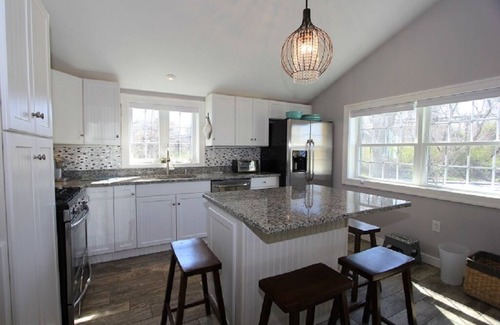 Sandwich House | Modern Pet-Friendly Retreat 0.5 Miles from the Beach