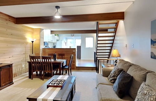 McHenry House | Pet-Friendly 14 Winding Way | Ski In/Out & Lake Views!