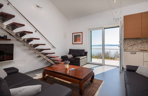 Pasman House | Spacious 3-Bedroom House with Oceanfront Pool