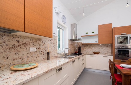 Pasman House | Spacious 3-Bedroom House with Oceanfront Pool