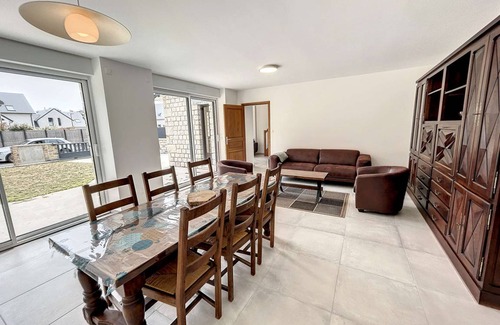 Jullouville House | Villa Jullouville: Family-Friendly Retreat with Kitchen
