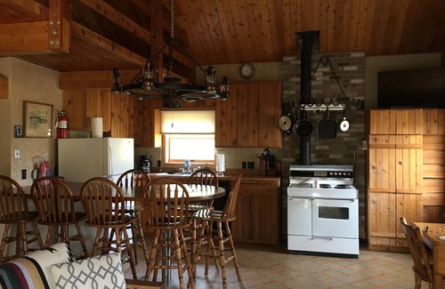 Wapiti Cabin | Cozy Cabin 30 Miles from Yellowstone with Internet Access