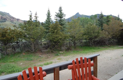 Wapiti Cabin | Cozy Cabin 30 Miles from Yellowstone with Internet Access