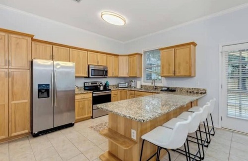 Springfield Apartment | Spacious Retreat Near Vystar - Family and Pet Friendly