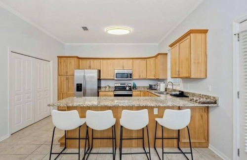 Springfield Apartment | Spacious Retreat Near Vystar - Family and Pet Friendly