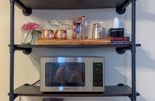 Monroe House | Top-Rated A.O. Bungalow with Kitchen & Breakfast Included