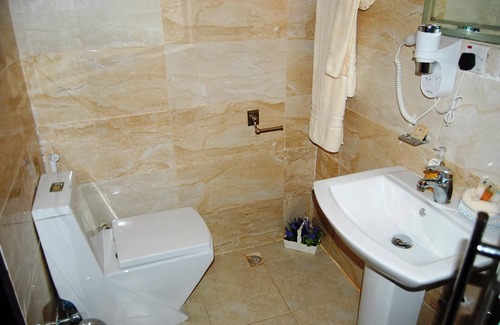 Biogbolo Hotel | Discover 144 Suites Hotel: Family-Friendly with Spa Access