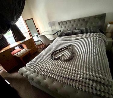 Derby House | Discover 144 Warwick Ave: Your Ideal Budget Getaway