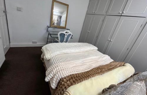 Derby House | Discover 144 Warwick Ave: Your Ideal Budget Getaway