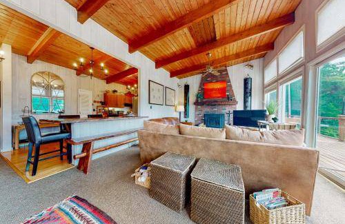 West Townshend House | Spacious 5-Bedroom House for Up to 10 Guests