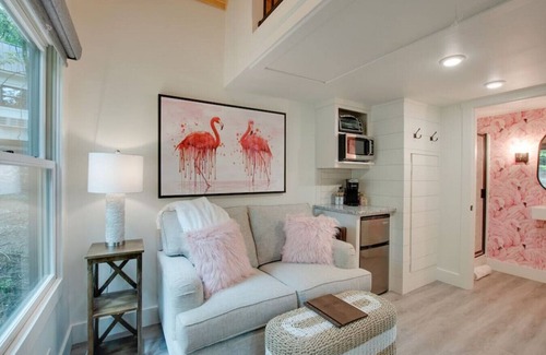 Groveoak House | Cozy Pink Flamingo Tiny Cottage near Lake Guntersville