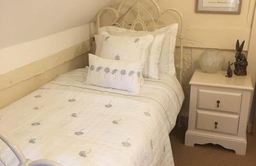 Downton on the Rock House | Historic 14th Century Medieval Longhouse - Pet Friendly Haven