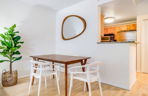 Downtown Seattle Condo | Pet Friendly Condo with Pool & Hot Tub in Prime Location