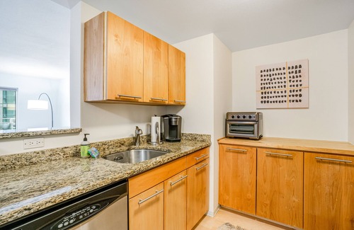 Downtown Seattle Condo | Pet Friendly Condo with Pool & Hot Tub in Prime Location