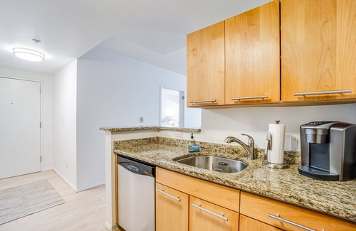 Downtown Seattle Condo | Pet Friendly Condo with Pool & Hot Tub in Prime Location