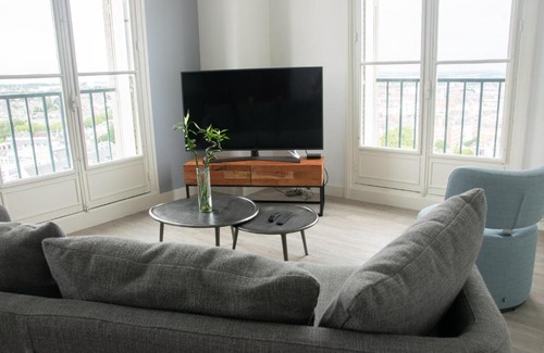 Centre Ville Bed & Breakfast | Elegant 15ème Droite - Tour Perret with Hot Tub Access