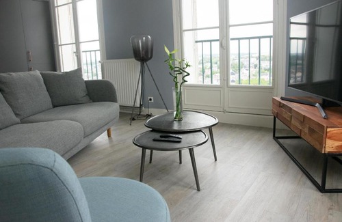 Centre Ville Bed & Breakfast | Elegant 15ème Droite - Tour Perret with Hot Tub Access