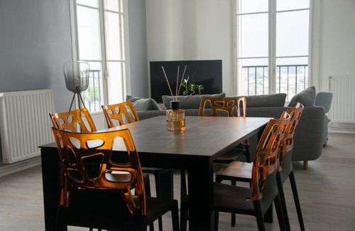 Centre Ville Bed & Breakfast | Elegant 15ème Droite - Tour Perret with Hot Tub Access