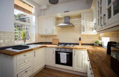 North Shields Bed & Breakfast | Cozy Bed and Breakfast with Kitchen & Pet-Friendly Perks