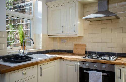 North Shields Bed & Breakfast | Cozy Bed and Breakfast with Kitchen & Pet-Friendly Perks