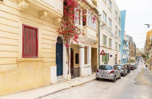 Sliema Bed & Breakfast | Cozy Bed and Breakfast with Kitchen for 2 Guests