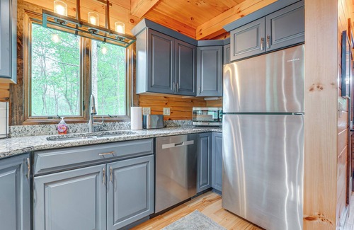 Logan Cabin | 15 Mi to Hocking Hills: Secluded Cabin w/Hot Tub