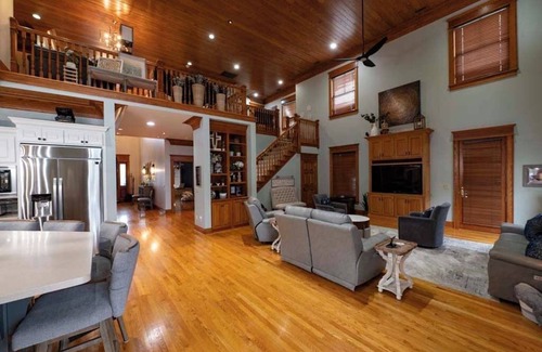 Speed House | 15 mi to KY Derby Churchill Downs! Lux Estate 6 BR 4b/2hb HEATED POOL, sleeps 14