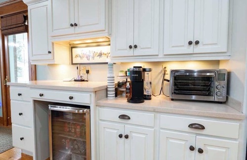 Speed House | 15 mi to KY Derby Churchill Downs! Lux Estate 6 BR 4b/2hb HEATED POOL, sleeps 14