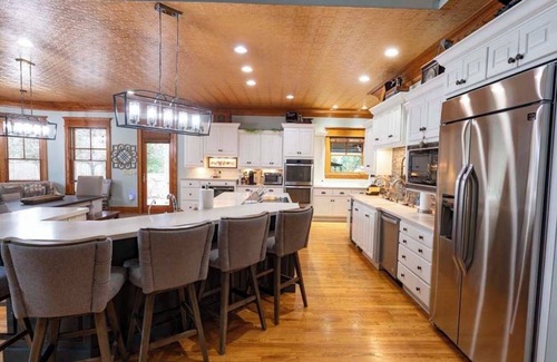 Speed House | 15 mi to KY Derby Churchill Downs! Lux Estate 6 BR 4b/2hb HEATED POOL, sleeps 14