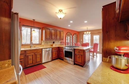 Southaven House | Top-Rated Southaven Estate with Pool & Lake View Amenities