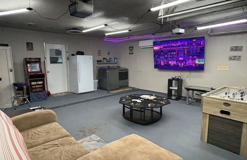 Crowley House | 15 miles to Dickies 10 beds Arcades Slip N Slide, WiFi, Big back yard!