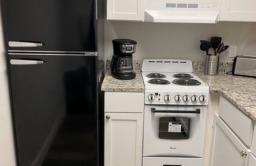 Irving Apartment | Lakeview Studio Retreat, Steps from AT&T Stadium