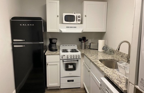 Irving Apartment | Lakeview Studio Retreat, Steps from AT&T Stadium