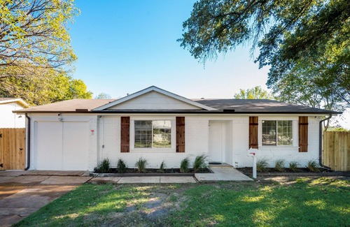 Irving Apartment | Lakeview Studio Retreat, Steps from AT&T Stadium