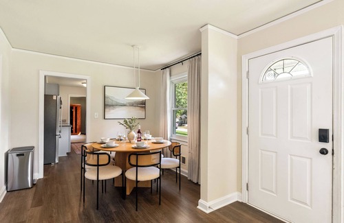 Wade Hampton House | 15 min to GVL - Hot Tub - Sauna - Games - Firepit - EV Charger - Workout Area