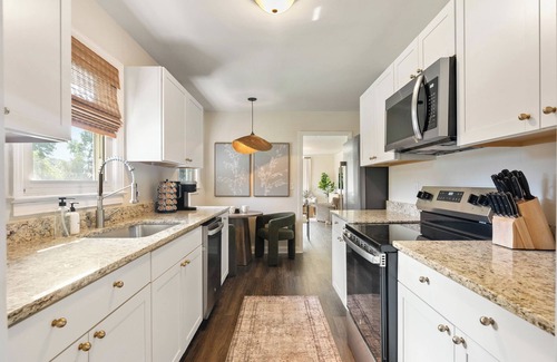 Wade Hampton House | 15 min to GVL - Hot Tub - Sauna - Games - Firepit - EV Charger - Workout Area