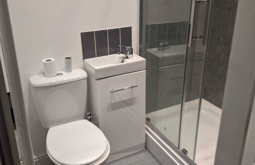Everton Cabin | Convenient Retreat Near Anfield Stadium for 7 Guests
