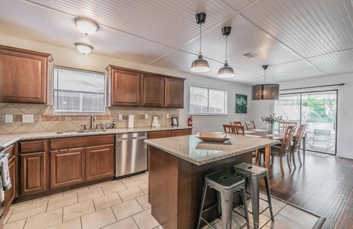 Arlington Cottage | Ideal Northgate Cottage in Arlington Near AT&T and Cowboys